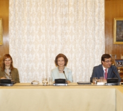 La Reina junto a la ministra de Sanidad, Política Social e Igualdad y el presidente de la Junta de Extremadura