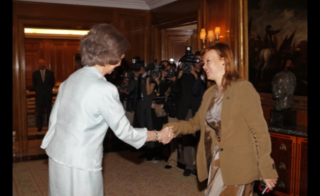 Su Majestad la Reina saluda a la ministra de Sanidad, Política Social e Igualdad, Leire Pajín