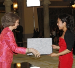Doña Sofía hace entrega de uno de los Diplomas a una alumna del curso académico 2010-2011