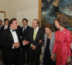 Su Majestad la Reina habla con Jaime Martín, director de la orquesta, en presencia de Su Alteza Real la Infanta Doña Margarita y el Duque de Soria