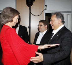 Doña Sofía es saludada por el director Zubin Mehta