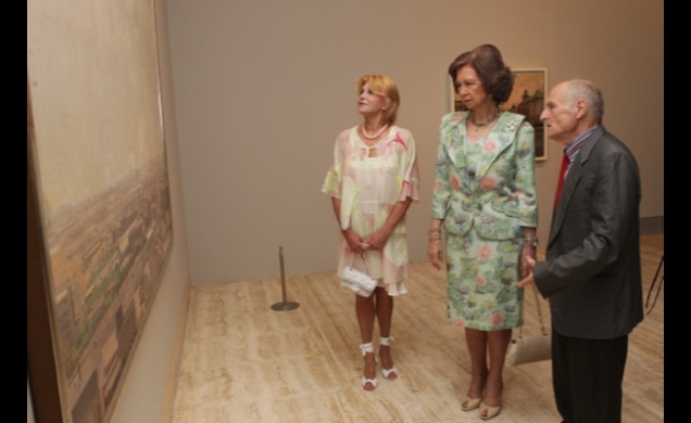 Su Majestad la Reina junto al pintor, Antonio López, y Carmen Thyssen-Bornemisza observando uno de los cuadros del artista