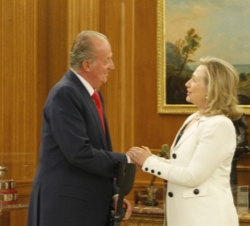 Don Juan Carlos recibe el saludo de Hillary Rodham Clinton
