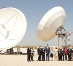 Fotografía de grupo junto a las antenas del Centro