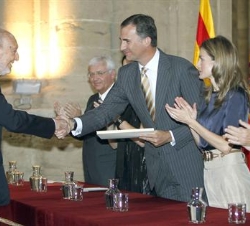 El escritor y editor Josep María Castellet, saluda al Príncipe de Asturias