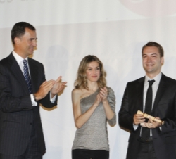 Los Príncipes hacen entrega a Héctor Ruiz del Premio al Joven Empresario 2010