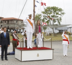 Los Príncipes y el presidente de la Xunta de Galicia, durante la interpretación del Himno Nacional