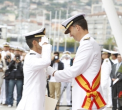 Don Felipe condecora a uno de los oficiales graduados como el número uno de su promoción