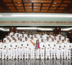 Fotografía de grupo de los Príncipes con los oficiales graduados