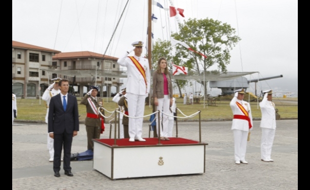 Los Príncipes y el presidente de la Xunta de Galicia, durante la interpretación del Himno Nacional