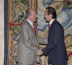 El Rey recibe el saludo del presidente Bauzá