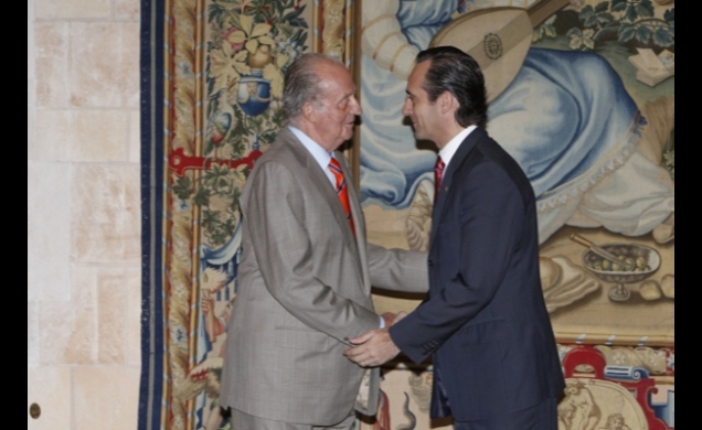 El Rey recibe el saludo del presidente Bauzá