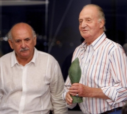 Don Juan Carlos tras recibir de manos del presidente del Club Naútico de Palma de Mallorca, Matias Salvá, un trofeo honorífico