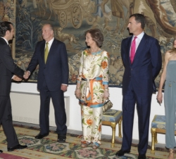 Saludo del presidente de las Illes Balears a Don Juan Carlos, en presencia de la Reina y los Príncipes de Asturias