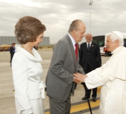 Sus Majestades los Reyes reciben a Su Santidad el Papa a su llegada a España