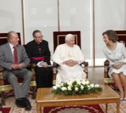 Los Reyes junto a Benedicto XVI durante el encuentro mantenido tras su llegada a Madrid