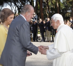 Sus Majestades los Reyes saludan a Benedicto XVI a su llegada al Palacio de La Zarzuela