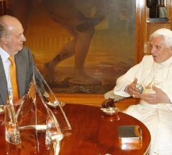 Su Majestad el Rey con Su Santidad el Papa durante el encuentro en el Palacio de La Zarzuela