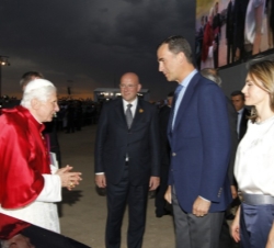 Don Felipe y Doña Letizia reciben al Santo Padre en Cuatro Vientos