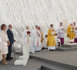 Don Juan Carlos y Doña Sofía, durante la Santa Misa que presidió Benedicto XVI