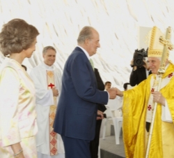 Los Reyes, con Su Santidad el Papa, al término de la Santa Misa
