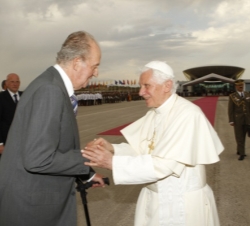 Don Juan Carlos despide al Santo Padre antes de su regreso a Roma
