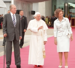Sus Majestades los Reyes acompañan a Su Santidad el Papa hacia el avión
