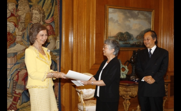 Su Majestad la Reina recibe el Doctorado de manos de presidenta de la Junta Rectora y catedrática de la Universidad