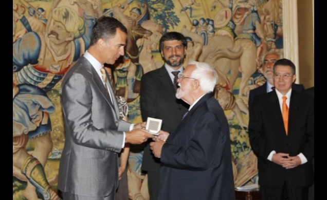 Su Alteza Real el Príncipe de Asturias entrega el galardón al padre Bartomeu Meliá
