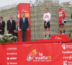 El Príncipe de Asturias junto al ganador de la ronda española y el segundo y tercer clasificados, durante la interpretación del himno nacional