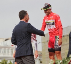 El Príncipe de Asturias felicita al ciclista español Juan José Cobo (Geox)