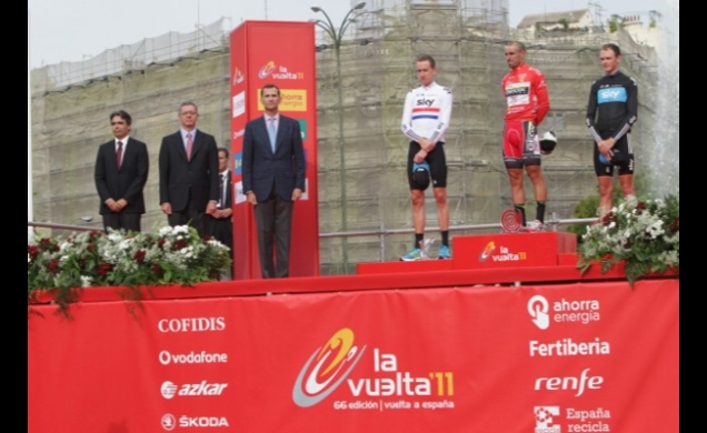 El Príncipe de Asturias junto al ganador de la ronda española y el segundo y tercer clasificados, durante la interpretación del himno nacional