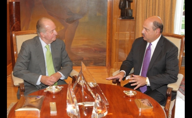 Don Juan Carlos conversa con el CEO de Deloitte, Barry Salzberg