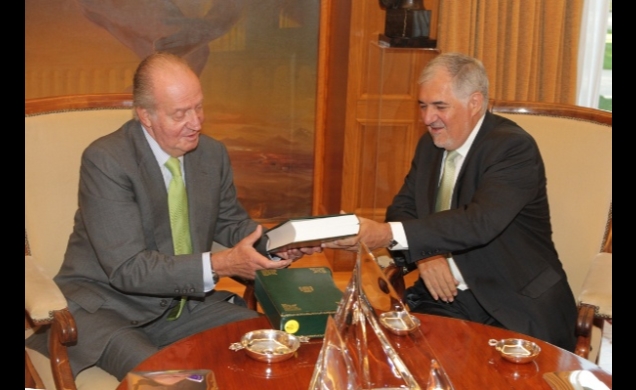 Don Juan Carlos recibe la Memoria de la Fiscalía del año 2010 de manos del fiscal general del Estado