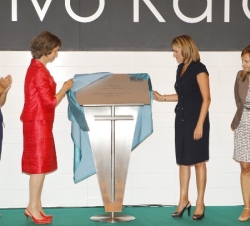 La Reina descubre una placa conmemorativa, junto a la presidenta de Castilla-La Mancha, la ministra de Sanidad, Política Social e Igualdad y la presid