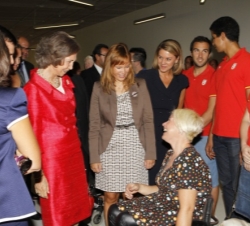 Doña Sofía conversa con los deportistas paralímpicos españoles