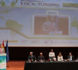 Vista de la mesa presidencial durante la intervención del Príncipe de Asturias