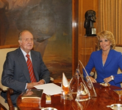 Su Majestad, junto a la presidenta de la Comunidad de Madrid, durante el encuentro