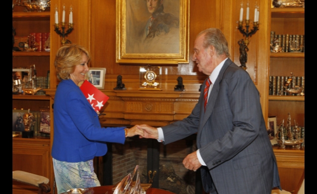 Don Juan Carlos recibe el saludo de la presidenta de la Comunidad de Madrid