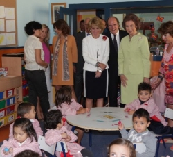 Doña Sofía durante su visita por las distintas aulas del centro