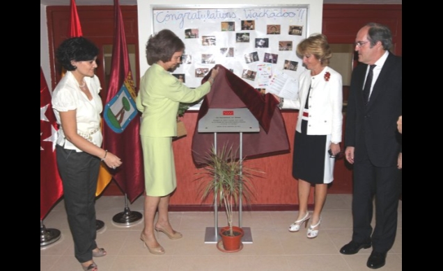 Su Majestad la Reina descubre una placa conmemorativa del inicio del curso