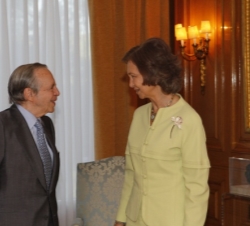 Doña Sofía conversa con el Presidente de la FAD