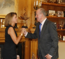 Su Majestad el Rey saluda a la presidenta de la Junta de Comunidades de Castilla-La Mancha, María Dolores de Cospedal