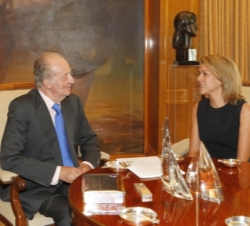 Don Juan Carlos junto a la presidenta de la Junta de Comunidades de Castilla-La Mancha, durante la reunión