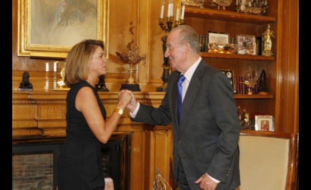 Su Majestad el Rey saluda a la presidenta de la Junta de Comunidades de Castilla-La Mancha, María Dolores de Cospedal