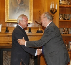 Su Majestad el Rey saluda al Presidente de la Región de Murcia