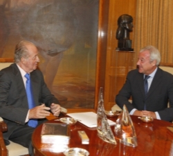 Don Juan Carlos junto al Presidente de la Región de Murcia, durante la reunión