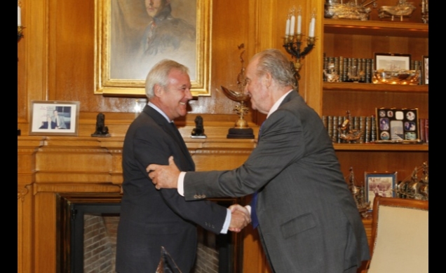 Su Majestad el Rey saluda al Presidente de la Región de Murcia