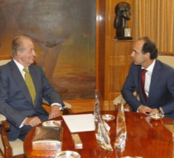 Don Juan Carlos junto al Presidente de la Comunidad Autónoma de Cantabria, durante la reunión