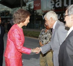 Su Majestad la Reina recibe el saludo del presidente de la Fundación Pasqual Maragall, Pasqual Maragall